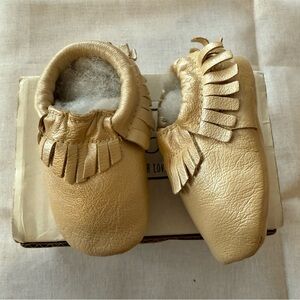 New Tiny baby soles boots leather Moccasins shoes fringe gold metallic 2 3-6 mth